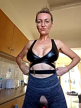 Snapshot of MissMialicious chatting on 10/23/25, 07:07 MissMialicious online show from 10/23/25, 07:07