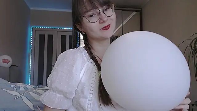 KiraGoldens online show from 09/29/25, 06:29