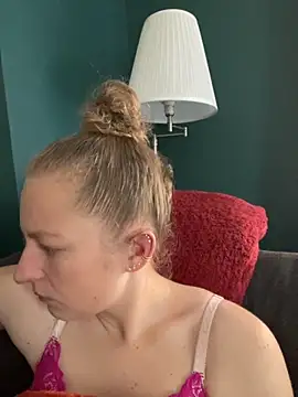 Girlnina-1995 online show from 10/28/25, 10:41