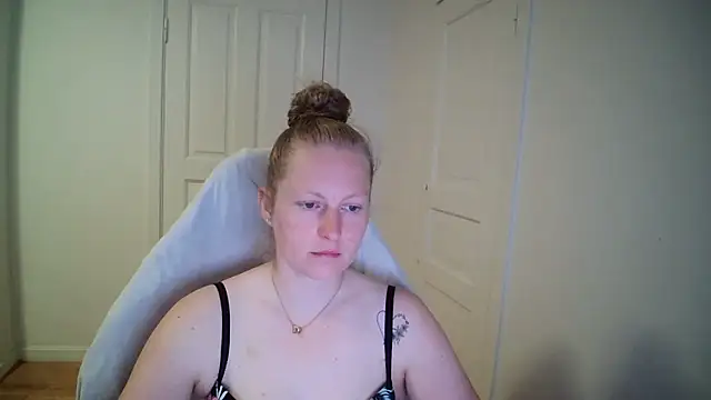 Girlnina-1995 online show from 05/18/26, 08:20
