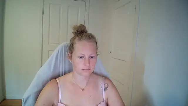 Snapshot of Girlnina-1995 chatting on 07/20/26, 10:29 Girlnina-1995 online show from 07/20/26, 10:29
