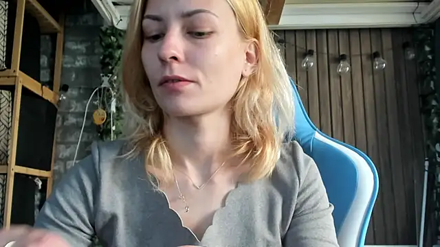 karo123421 online show from 09/30/25, 10:53