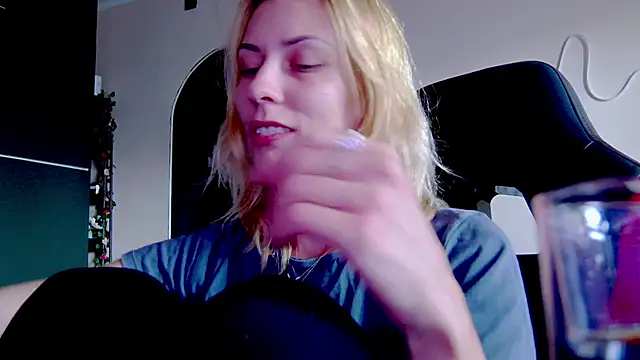 karo123421 online show from 10/01/25, 12:00