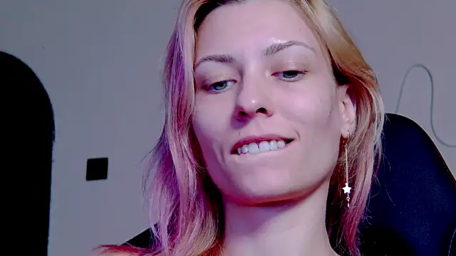 karo123421 online show from 10/31/25, 08:43