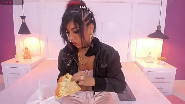 Snapshot of SilvanaCapelli chatting on 03/05/25, 11:38 SilvanaCapelli online show from 03/05/25, 11:38