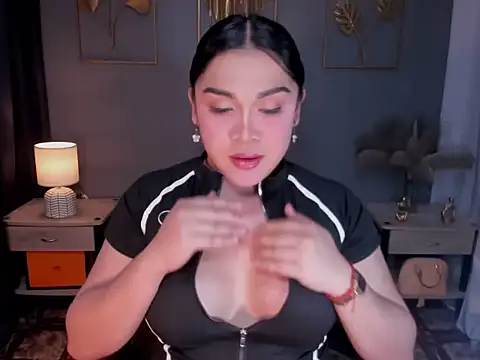 Snapshot of MaxeneCullens chatting on 10/20/25, 02:45 MaxeneCullens online show from 10/20/25, 02:45