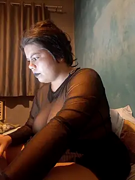 Snapshot of niCuNin chatting on 10/13/25, 12:43 niCuNin online show from 10/13/25, 12:43