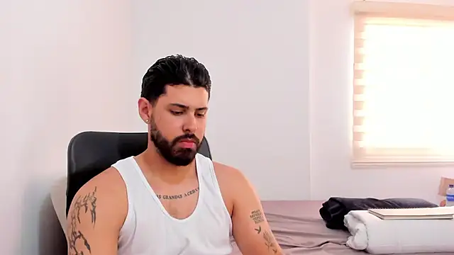 Snapshot of Justyn_Torres chatting on 09/17/25, 09:27 Justyn Torres online show from 09/17/25, 09:27