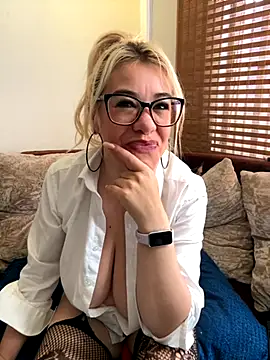 Snapshot of salomesweet13 chatting on 10/24/25, 05:42 salomesweet13 online show from 10/24/25, 05:42