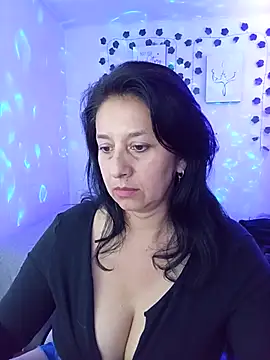 Snapshot of camilalatti chatting on 02/17/25, 12:43 camilalatti online show from 02/17/25, 12:43