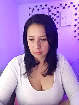 Snapshot of camilalatti chatting on 02/21/25, 12:27 camilalatti online show from 02/21/25, 12:27