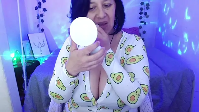 Snapshot of camilalatti chatting on 10/18/25, 12:24 camilalatti online show from 10/18/25, 12:24