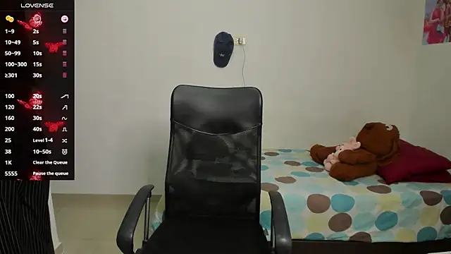 Snapshot of evelyx69x chatting on 12/28/24, 10:55 evelyx69x online show from 12/28/24, 10:55