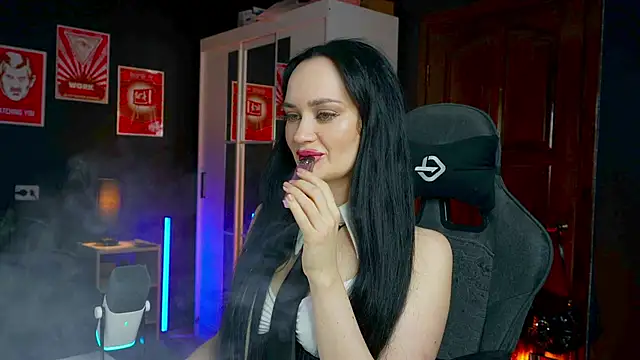 QueenAliss online show from 11/30/25, 07:01