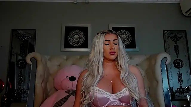 Snapshot of Squirt_Tanya chatting on 03/08/25, 01:06 Squirt Tanya online show from 03/08/25, 01:06