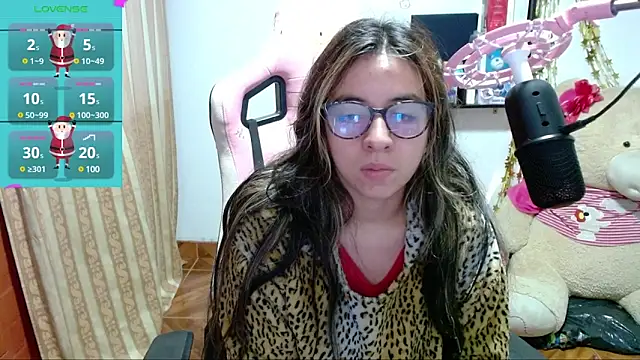 Snapshot of Maggie_Fox3 chatting on 12/31/24, 12:11 Maggie Fox3 online show from 12/31/24, 12:11