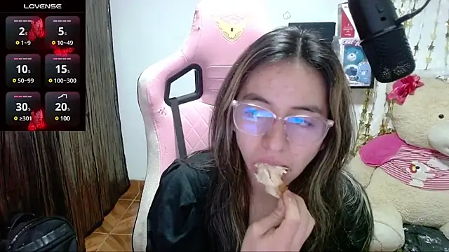 Snapshot of Maggie_Fox3 chatting on 03/10/25, 01:56 Maggie Fox3 online show from 03/10/25, 01:56