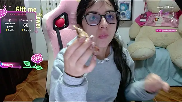 Snapshot of Maggie_Fox3 chatting on 09/14/25, 02:33 Maggie Fox3 online show from 09/14/25, 02:33