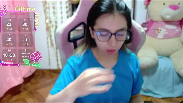 Snapshot of Maggie_Fox3 chatting on 10/25/25, 12:51 Maggie Fox3 online show from 10/25/25, 12:51