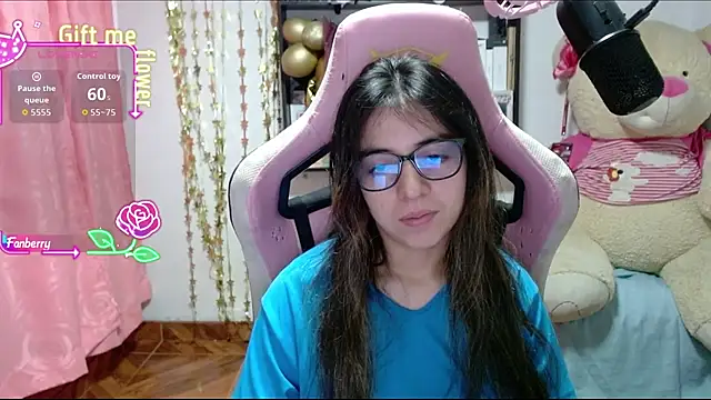 Snapshot of Maggie_Fox3 chatting on 10/26/25, 12:49 Maggie Fox3 online show from 10/26/25, 12:49