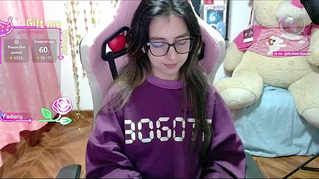 Snapshot of Maggie_Fox3 chatting on 11/07/25, 12:43 Maggie Fox3 online show from 11/07/25, 12:43