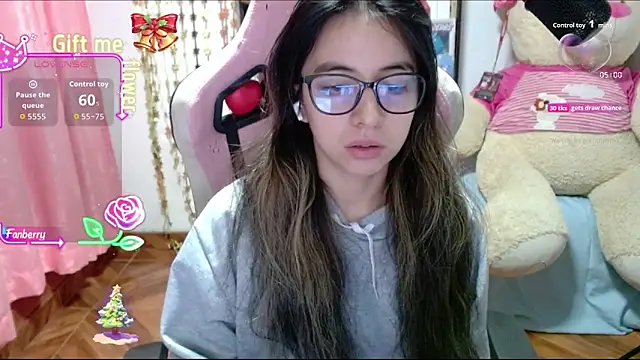 Snapshot of Maggie_Fox3 chatting on 11/11/25, 12:21 Maggie Fox3 online show from 11/11/25, 12:21