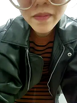 Snapshot of HinaLovely chatting on 12/31/24, 10:48 HinaLovely online show from 12/31/24, 10:48