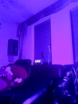 Snapshot of Crystalbitchx chatting on 12/16/24, 01:21 Crystalbitchx online show from 12/16/24, 01:21