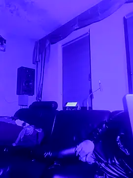 Snapshot of Crystalbitchx chatting on 01/12/25, 10:43 Crystalbitchx online show from 01/12/25, 10:43