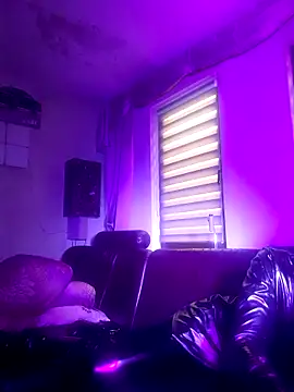 Snapshot of Crystalbitchx chatting on 10/05/25, 07:28 Crystalbitchx online show from 10/05/25, 07:28