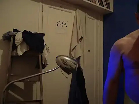 Snapshot of Fabrissi chatting on 11/16/25, 11:32 Fabrissi online show from 11/16/25, 11:32