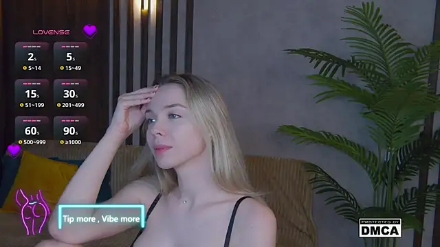 Snapshot of Holl1Would chatting on 02/05/25, 03:34 Holl1Would online show from 02/05/25, 03:34