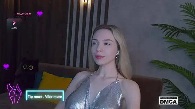 Snapshot of Holl1Would chatting on 02/14/25, 03:33 Holl1Would online show from 02/14/25, 03:33