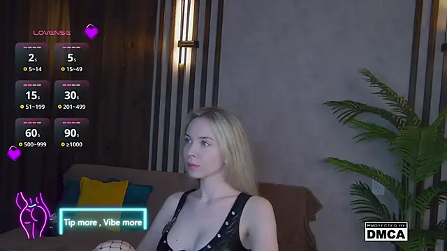 Snapshot of Holl1Would chatting on 03/12/25, 07:38 Holl1Would online show from 03/12/25, 07:38