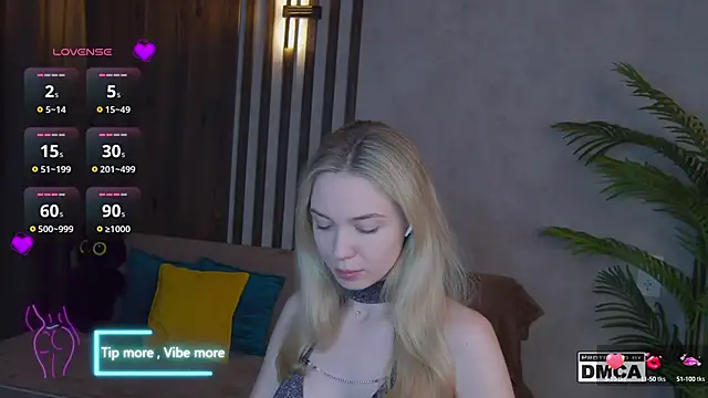 Snapshot of Holl1Would chatting on 03/19/25, 07:49 Holl1Would online show from 03/19/25, 07:49