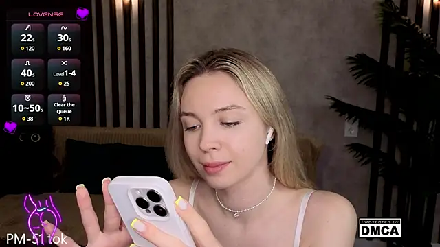 Holl1Would online show from 04/25/26, 07:33