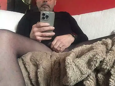 Snapshot of louh261 chatting on 03/30/26, 01:34 louh261 online show from 03/30/26, 01:34