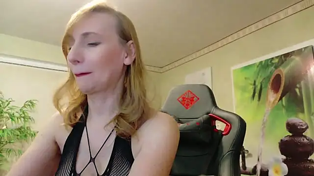 Snapshot of HotLana69 chatting on 02/10/25, 06:24 HotLana69 online show from 02/10/25, 06:24