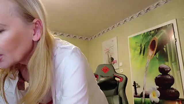 Snapshot of HotLana69 chatting on 10/16/25, 05:58 HotLana69 online show from 10/16/25, 05:58