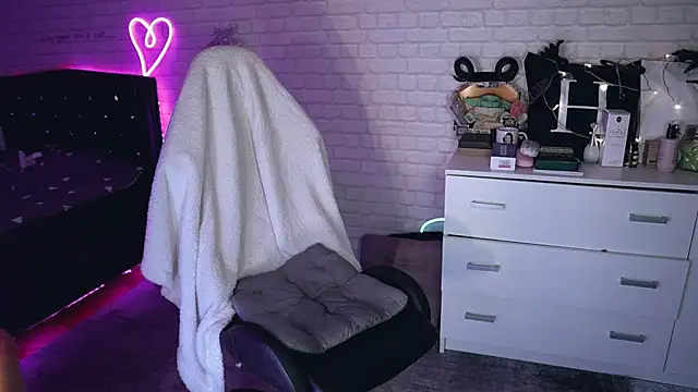  Uindi  online show from 12/15/24, 07:31