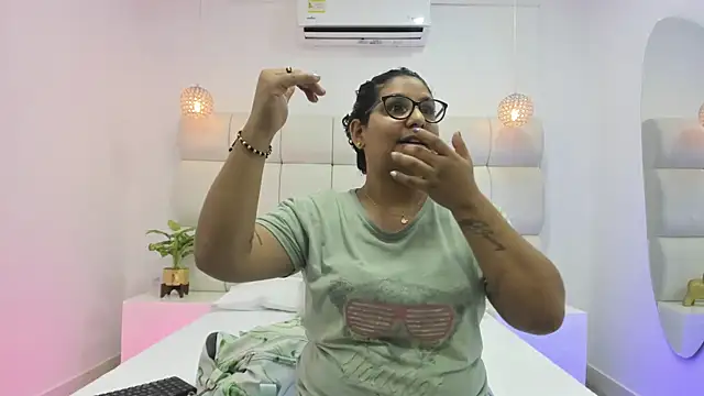 DanielleEvans  online show from 10/03/25, 11:18