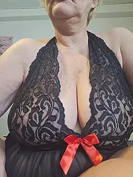 Snapshot of milfchantal4 chatting on 05/22/26, 01:06 milfchantal4 online show from 05/22/26, 01:06