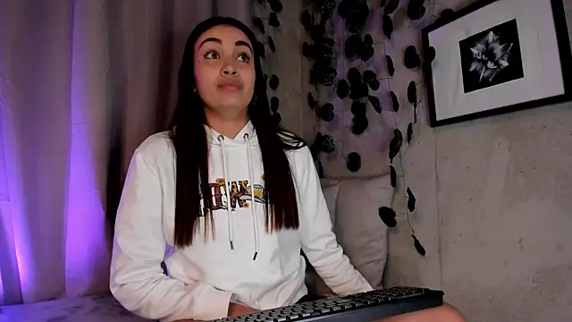 aisha es online show from 03/11/25, 10:31