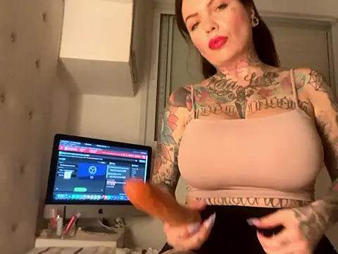 Snapshot of SabrinaRussel chatting on 03/07/25, 12:04 SabrinaRussel online show from 03/07/25, 12:04