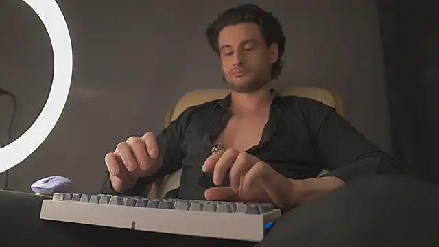 Snapshot of Keen___Luckystrike chatting on 03/22/25, 01:54 Keen Luckystrike online show from 03/22/25, 01:54