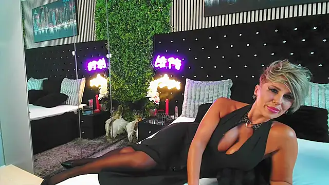 Snapshot of InannaStar chatting on 09/28/25, 10:42 InannaStar online show from 09/28/25, 10:42