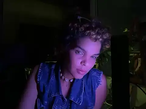 Snapshot of Ambar___ chatting on 10/21/25, 09:43 Ambar online show from 10/21/25, 09:43
