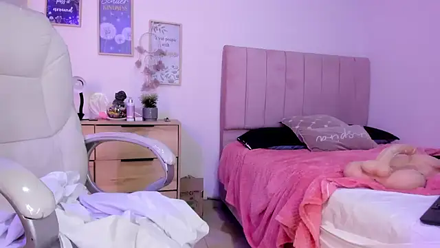 bluee hazell online show from 02/16/25, 05:48