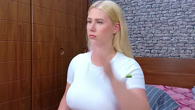 Snapshot of CuteBlondeMe chatting on 06/18/26, 03:49 CuteBlondeMe online show from 06/18/26, 03:49