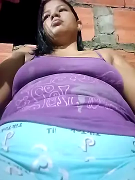 Snapshot of ValeriaSantos- chatting on 12/28/24, 01:29 ValeriaSantos- online show from 12/28/24, 01:29